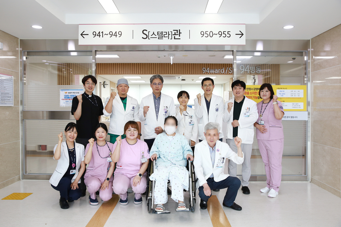 대구가톨릭대병원 의료진과 폐이식 환자가 성공적 수술과 퇴원을 기념하며 기념촬영을 하고 있다. 이번 수술은 대구·경북권 최초로 시행된 폐이식으로, 환자는 건강을 회복해 최근 퇴원했다.<대구가톨릭대병원 제공>