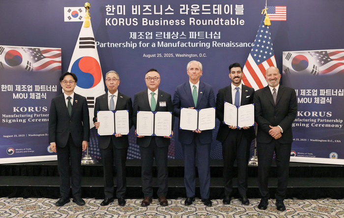 한수원은 25일 미국 워싱턴DC에서 아마존, 엑스에너지, 두산에너빌리티와 미국 SMR 프로젝트에 협력하기로 하고 업무협약을 맺었다. 사진 왼쪽부터 김정관 산업통상자원부 장관, 박지원 두산에너빌리티 회장, 황주호 한국수력원자력 사장, 제프리 클레이 셀 엑스에너지 CEO, 레이 포코우리 아마존 에너지정책 관리자, 하워드 러트닉 미국 상무부 장관. 한수원 제공