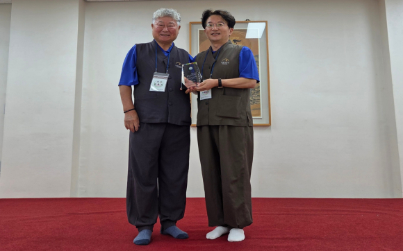 사공정규 대구체육인불자연합회장(오른쪽)이 지난 23일 부산 내원정사에서 열린 '2025 체육인불자회 전국수련대회'에서 문홍식 체육인불자연합회 중앙회 회장으로부터 감사패를 받고 있다.<영남일보 독자 제공>