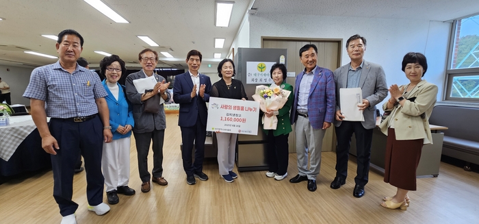 대구시새마을회가 26일 덕수복지재단에서 열린 제58차 이사회에서 '사랑의 생필품 나누기' 행사의 일환으로 김치냉장고를 전달한 뒤 기념촬영을 하고 있다.<대구시새마을회 제공>
