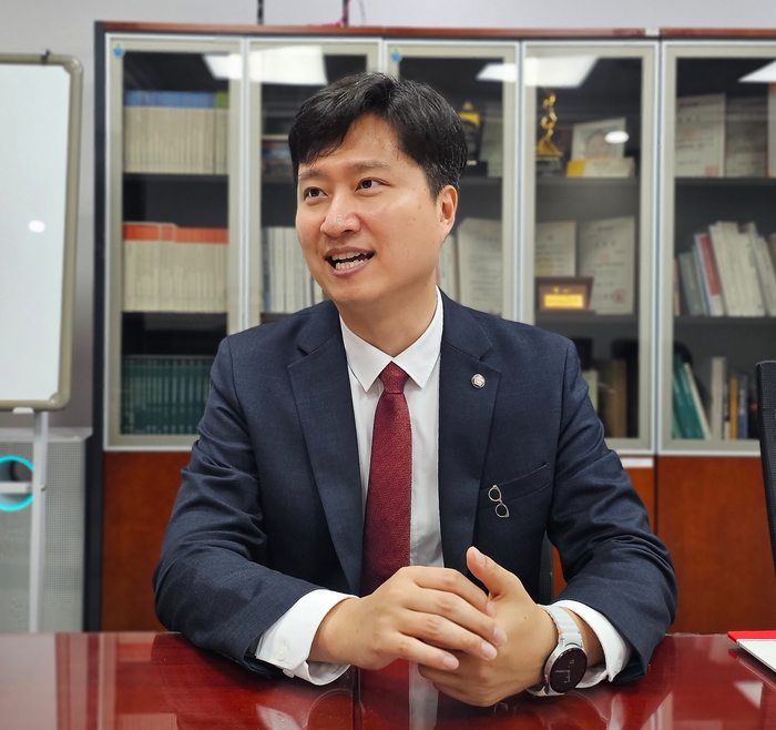 국민의힘 우재준 의원이 27일 국회 의원회관에서 영남일보와 인터뷰를 갖고 질문에 답하고 있다. 정재훈기자 jjhoon@yeongnam.com