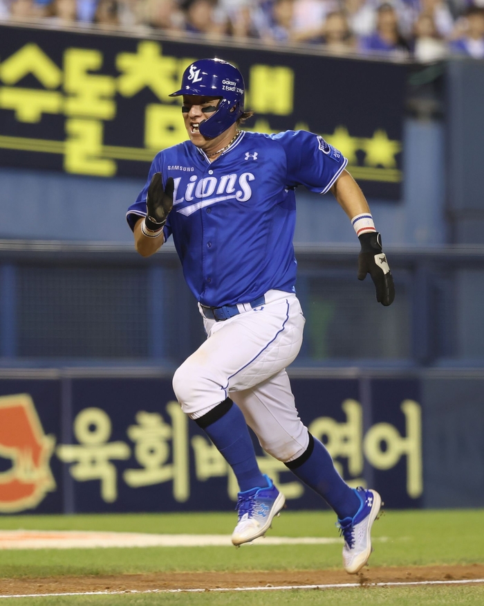 27일 오후 6시30분 서울 잠실야구장에서 열린 '2025 신한 SOL 뱅크 KBO리그' 삼성 라이온즈와 두산 베어스 경기에서 강민호가 1천득점을 기록했다. <삼성 라이온즈 제공>