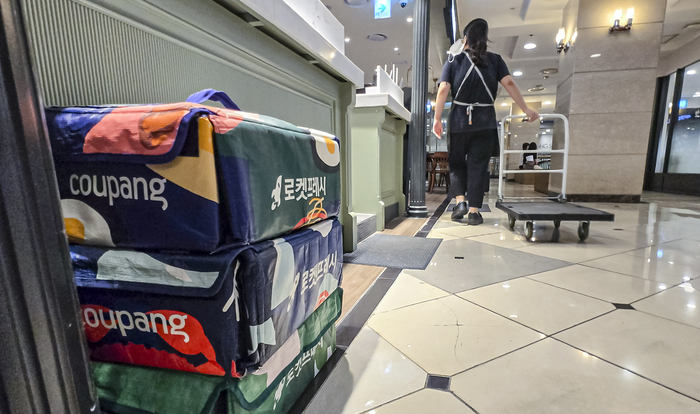 27일 오후 대구의 한 백화점 식당가에 온라인 배송 박스가 놓여 있다. 오프라인 판매의 상징인 백화점 공간에까지 플랫폼 물류가 스며들며, 시민들로 하여금 유통 구조 변화의 흐름을 체감하게 한다.
이현덕기자 lhd@yeongnam.com