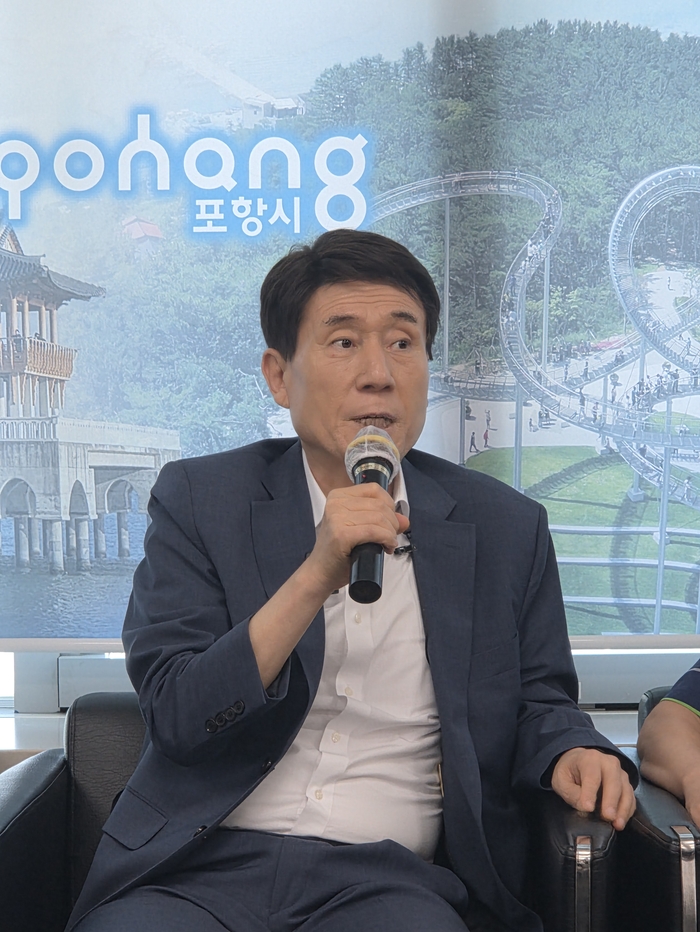이강덕 포항시장이 27일 포항시청 브리핑룸에서 천원주택 정책을 발표하고 있다. <전준혁기자>
