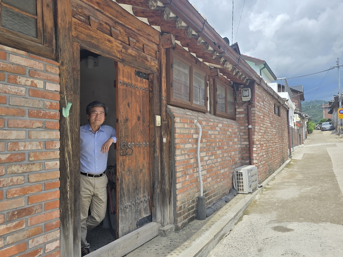 김현대 한국가치연대기금 이사장이 마을기업, 협동조합 등 공적 가치를 가진 분야를 활성화 함으로써 경제를 더욱 튼튼하게 만들 수 있음을 이야기하고 있다. 김은경 기자