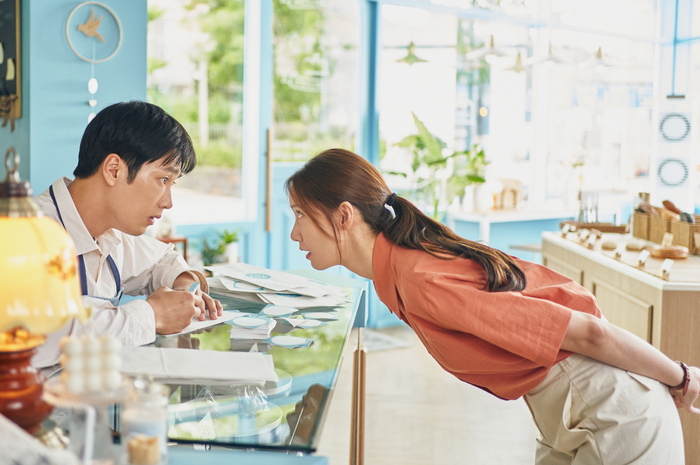 '악마가 이사왔다'의 임윤아는 낮에는 착한 빵집 점원, 밤에는 귀신에 씌인 모습을 천연덕스럽게 연기했다. <CJ ENM 제공>
