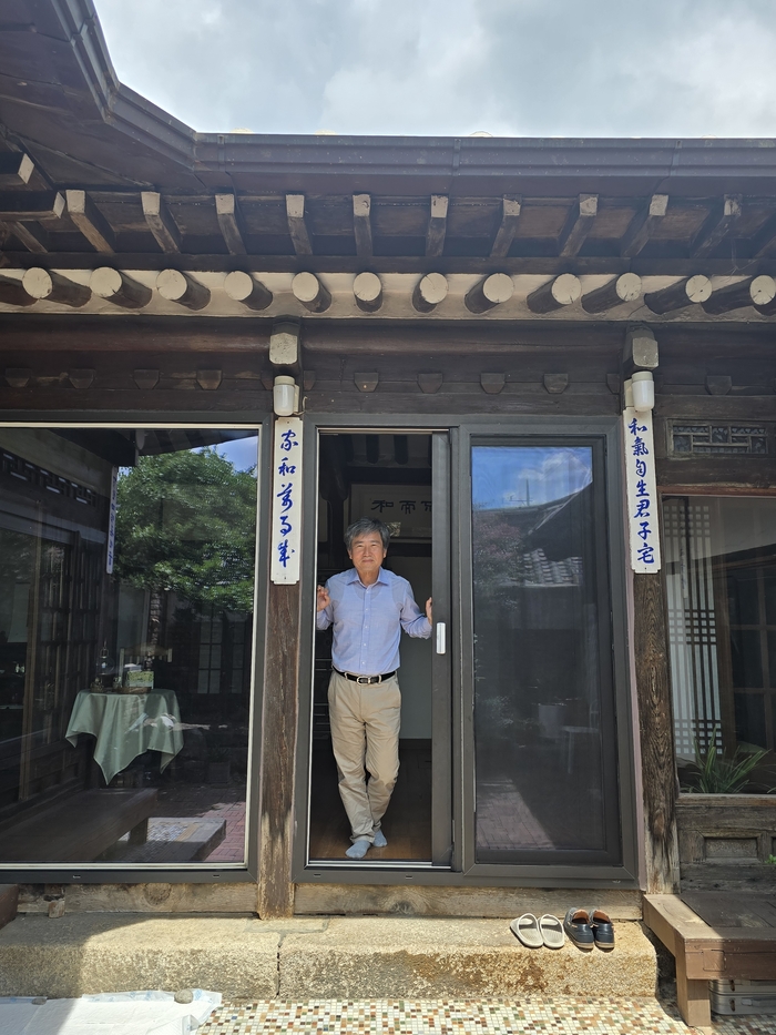 김현대 한국가치연대기금 이사장이 마을기업, 협동조합 등 공적 가치를 가진 분야를 활성화 함으로써 경제를 더욱 튼튼하게 만들 수 있음을 이야기하고 있다. 김은경 기자