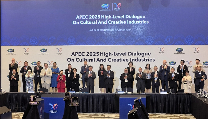 27일 경주에서 열린 '2025 APEC 문화산업고위급대화' 본회의가 문화창조산업 분야 지속 협력 담은 공동 성명 채택하고 막을 내렸다. 이날 개회식에는 의장을 맡은 최휘영 문화체육관광부 장관과 APEC 회원경제체 문화분야 수석대표단을 비롯해 에두아르도 페드로사 APEC 사무국장, 윤성미 고위관리회의(SOM) 의장 등 100여 명이 참석했다. 장성재기자 blowpaper@yeongnam.com