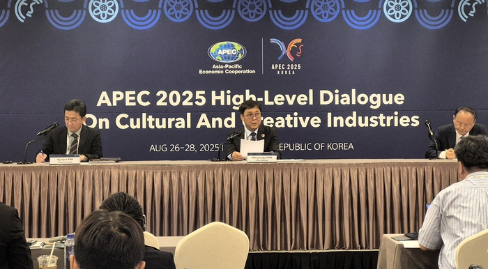 27일 경주에서 열린 '2025 APEC 문화산업고위급대화' 본회의가 문화창조산업 분야 지속 협력 담은 공동 성명 채택하고 막을 내렸다. 사진은 의장을 맡은 최휘영 문화체육관광부 장관(가운데)이 기자회견을 열고 취재진에게 공동 성명을 발표하고 있는 모습. 장성재기자 blowpaper@yeongnam.com