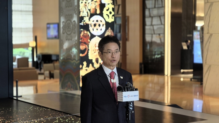 27일 경주에서 열린 '2025 APEC 문화산업고위급대화' 본회의가 문화창조산업 분야 지속 협력 담은 공동 성명 채택하고 막을 내렸다. 이날 이철우 경북도지사는 이번 APEC이 통일 정신을 잇는 평화와 통합의 장이 되길 기대한다고 입장을 밝혔다. 장성재기자 blowpaper@yeongnam.com