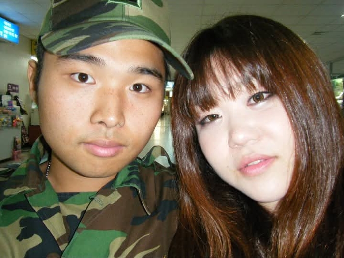 2010년, 군 복무 중이던 김용기 씨와 면회를 온 하라다 유키코 씨가 함께 찍은 사진. 당시 두 사람은 모두 21세였다. 김용기·하라다 유키코 부부 제공