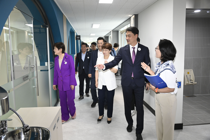 지난 27일 28일 대구 달성군 화원읍 달성중학교에서 열린 학교복합시설 '달성이룸캠프' 개관식에서 최재훈(오른쪽 둘째) 달성군수와 관계자들이 내부 시설을 둘러보고 있다.<달성군 제공>