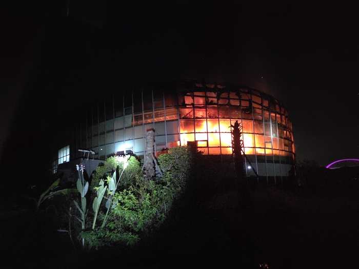 28일 오전 4시 40분께 경북 경주시 북군동 보문단지 입구에 있는 경주 버드파크에서 불이 나 본관 건물 일부와 전시 동식물이 피해를 입었다. 경북소방본부 제공