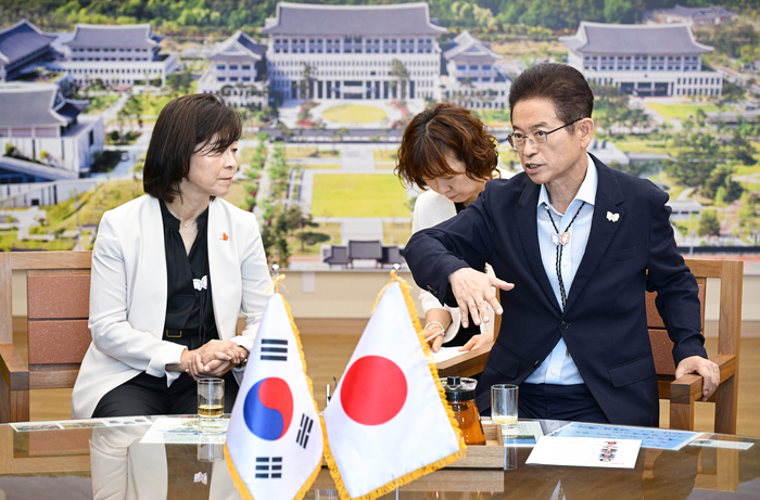 이철우 경북도지사가 28일 경북도청을 방문한 나카하라 미유키 돗토리현 부지사와 저출산·고령화 문제를 논의하고 있다. 경북도 제공