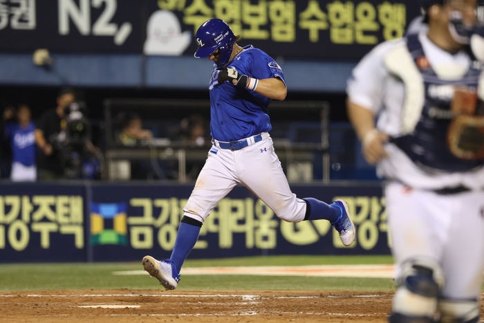 지난 27일 서울 잠실야구장에서 열린 '2025 신한 SOL 뱅크 KBO리그' 삼성 라이온즈와 두산 베어스 경기에서 강민호가 1천득점을 기록했다. <삼성 라이온즈 제공>