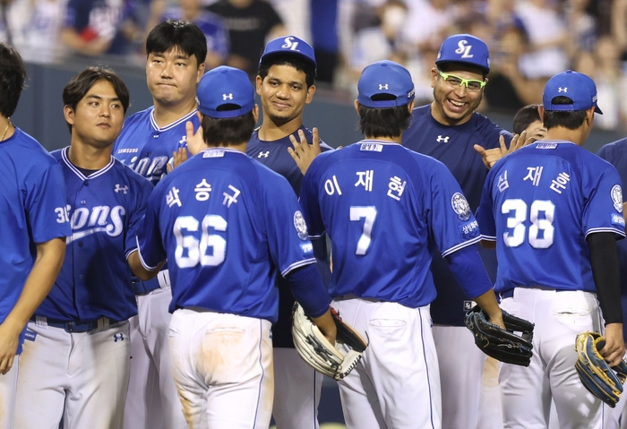 27일 오후 6시30분 서울 잠실야구장에서 열린 '2025 신한 SOL 뱅크 KBO리그' 두산 베어스 경기전에서 승리 후 삼성 라이온즈 선수들이 하이파이브를 하고 있다. <삼성 라이온즈 제공>