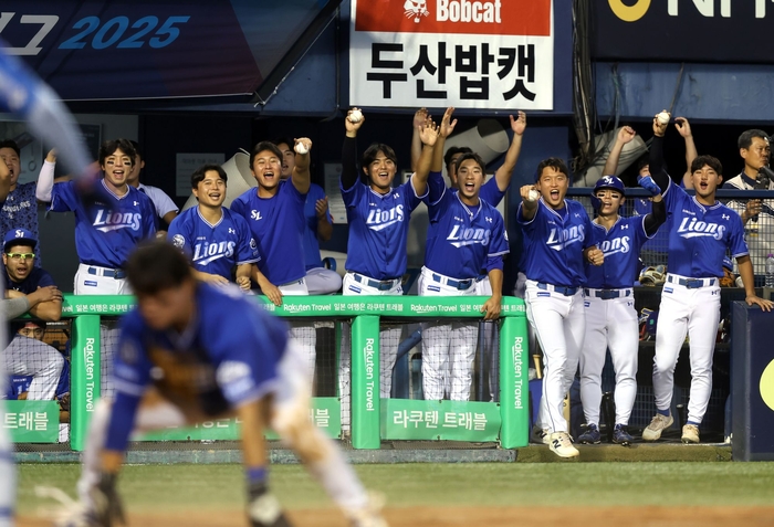 지난 27일 오후 6시30분 서울 잠실야구장에서 열린 '2025 신한 SOL 뱅크 KBO리그' 두산 베어스전에서 삼성 라이온즈 선수들이 환호하고 있다. <삼성 라이온즈 제공>