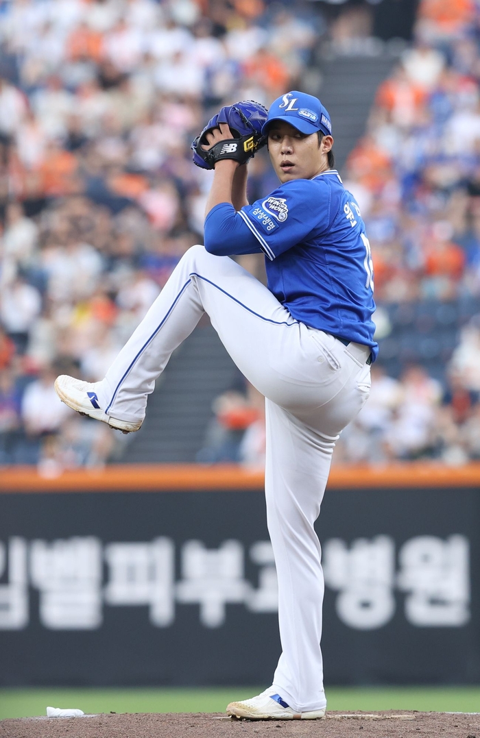 31일 오후 6시 대전 한화생명볼파크에서 열린 '2025 신한 SOL 뱅크 KBO리그' 삼성 라이온즈와 한화 이글스 경기에서 선발투수 원태인이 투구 중이다. <삼성 라이온즈 제공>