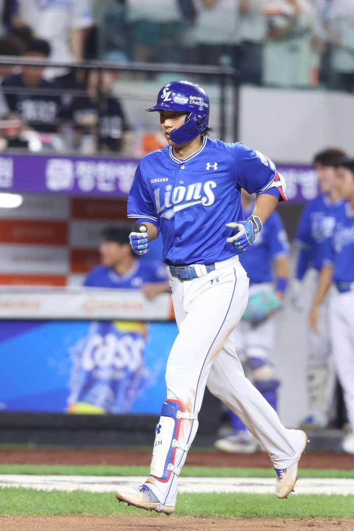 31일 오후 6시 대전 한화생명볼파크에서 열린 '2025 신한 SOL 뱅크 KBO리그' 삼성 라이온즈와 한화 이글스 경기에서 이재현이 솔로홈런을 친 후 더그아웃으로 들어오고 있다. <삼성 라이온즈 제공>