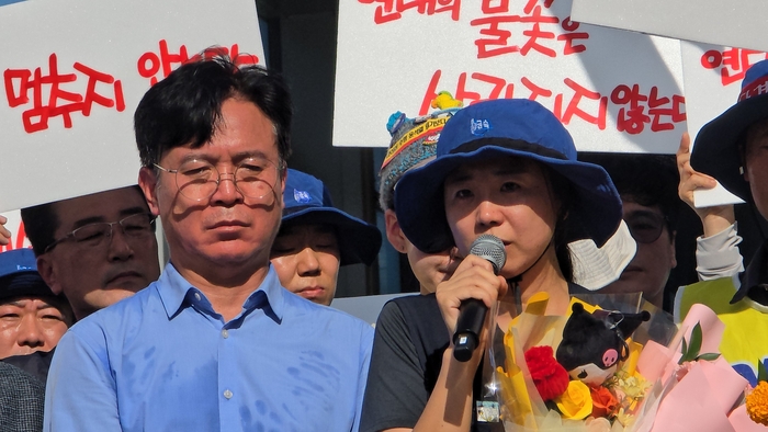 김영훈(왼쪽)고용노동부장관과 박정혜 부지회장<박용기 기자>