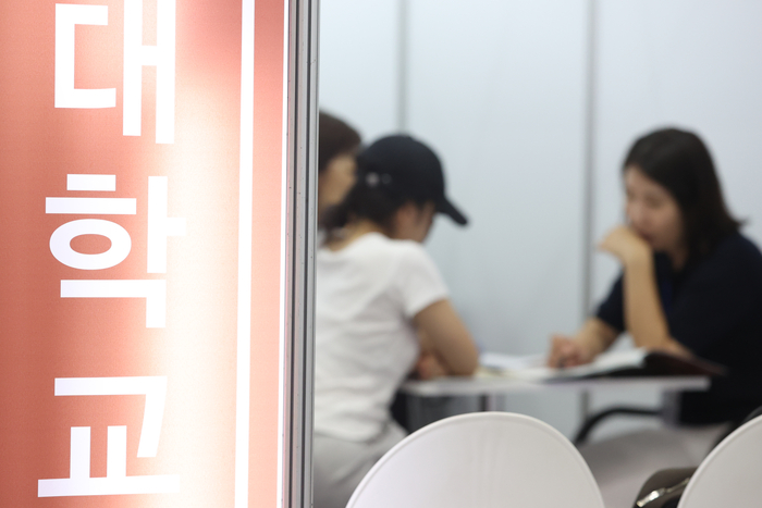 24일 서울 강남구 코엑스에서 열린 '2026학년도 수시대학입학정보박람회'에 수험생과 학부모들이 상담을 받고 있다. 연합뉴스