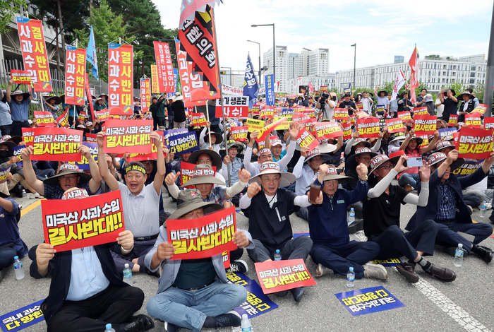 한국사과연합회, 한국과수농협연합회 등 관계자들이 31일 정부세종청사 산업통상자원부 앞에서 열린 '미국산 사과 수입 반대 국민대회'에서 미국산 사과 수입을 결사 반대한다는 구호를 외치고 있다. 연합뉴스