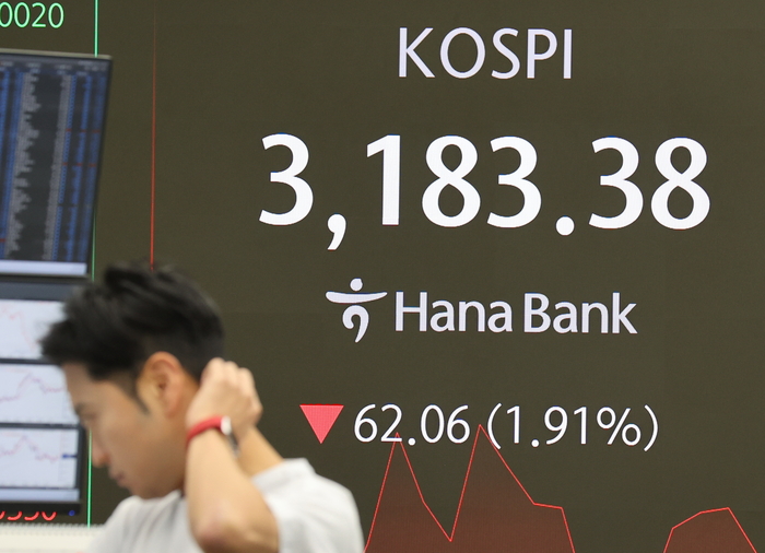개장 후 낙폭 키우는 코스피
(서울=연합뉴스) 이재희 기자 = 1일 서울 중구 하나은행 본점 딜링룸에서 직원들이 업무를 보고 있다. 이날 코스피는 전장보다 35.12포인트(1.08%) 내린 3,210.32로 시작해 9시 10분 현재 3,200선 아래 하락세를 보이고 있다. 2025.8.1
scape@yna.co.kr
(끝)
<저작권자(c) 연합뉴스, 무단 전재-재배포, AI 학습 및 활용 금지>