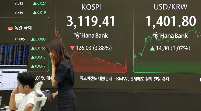 코스피, 3.9% 급락 3,110대 후퇴
(서울=연합뉴스) 이진욱 기자 = 1일 서울 중구 하나은행 본점 딜링룸에서 직원들이 업무를 보고 있다. 이날 코스피는 전장보다 126.03포인트(3.88%) 내린 3,119.41에 장을 마쳤다.
2025.8.1
cityboy@yna.co.kr
(끝)
<저작권자(c) 연합뉴스, 무단 전재-재배포, AI 학습 및 활용 금지>