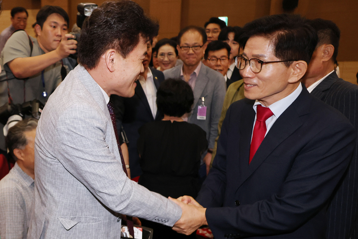 전한길 씨와 악수하는 김문수 당대표 후보
(서울=연합뉴스) 김주성 기자 = 국민의힘 김문수 당대표 후보가 4일 서울 여의도 국회 의원회관에서 투게더포럼이 주최한 시국토론회에 참석해 극우성향의 한국사 강사인 전한길 씨와 악수하고 있다. 2025.8.4
utzza@yna.co.kr
(끝)
<저작권자(c) 연합뉴스, 무단 전재-재배포, AI 학습 및 활용 금지>
