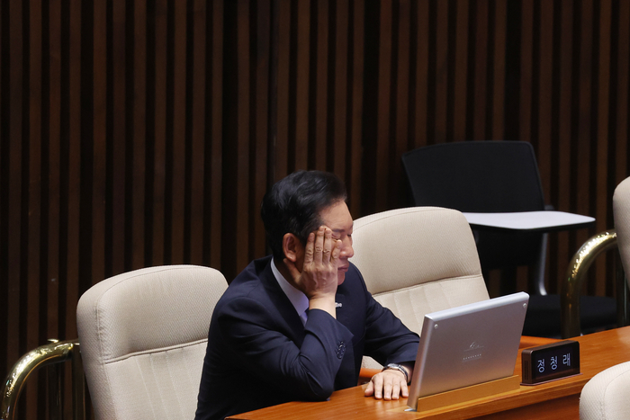 불어민주당 정청래 신임 당대표가 이춘석 의원의 차명 주식거래 의혹이 불거진 5일 국회 본회의장에서 심각한 표정을 짓고 있다. 연합뉴스