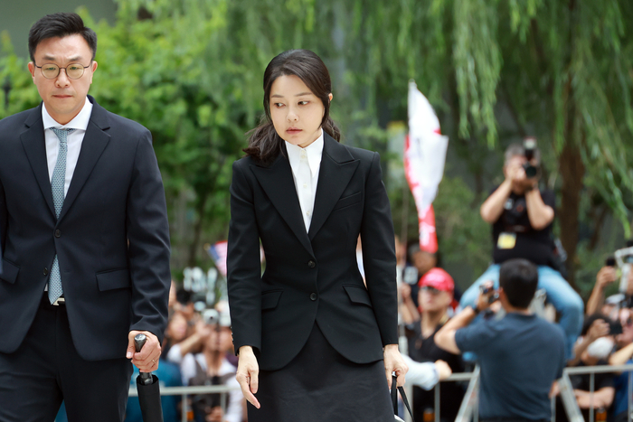 윤석열 전 대통령 배우자 김건희 여사가 6일 서울 종로구 KT광화문빌딩 웨스트에 마련된 민중기 특별검사팀 사무실에 피의자 신분으로 출석하고 있다. 연합뉴스