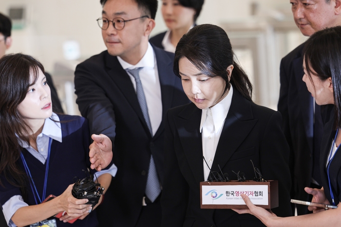 윤석열 전 대통령 부인 김건희 여사가 6일 서울 종로구 KT광화문빌딩 웨스트에 마련된 민중기 특별검사팀에 피의자 신분으로 첫 출석하며 취재진의 질문을 받고 있다. 연합뉴스