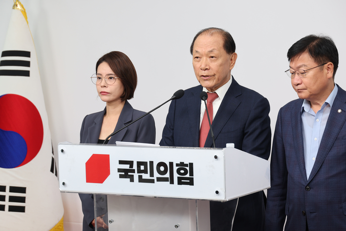국민의힘 황우여 선거관리위원장이 7일 서울 여의도 중앙당사에서 제8차 당 대표 및 최고위원 선출 선거관리위원회 회의를 마치고 본경선 진출자를 발표하고 있다. 연합뉴스