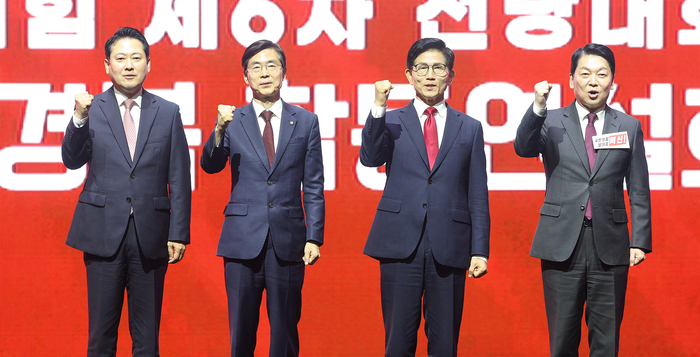 국민의힘 당대표 선거에 출마한 장동혁·조경태·김문수·안철수(왼쪽부터) 후보가 8일 대구 북구 엑스코에서 열린 국민의힘 제6차 전당대회 대구·경북 합동연설회에서 단체 사진 촬영을 하고 있다. 연합뉴스
