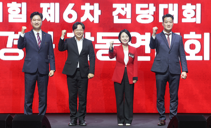 단체사진 촬영하는 국민의힘 청년최고위원 후보들
(대구=연합뉴스) 윤관식 기자 = 국민의힘 청년 최고위원 선거에 출마한 우재준·최우성·손수조·박홍준(왼쪽부터) 후보가 8일 대구 북구 엑스코에서 열린 국민의힘 제6차 전당대회 대구·경북 합동연설회에서 단체 사진 촬영을 하고 있다. 2025.8.8
psik@yna.co.kr
(끝)
<저작권자(c) 연합뉴스, 무단 전재-재배포, AI 학습 및 활용 금지>