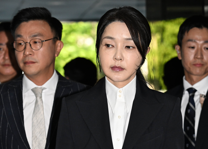 ]윤석열 전 대통령 부인 김건희 여사가 12일 구속 전 피의자 심문(영장실질심사)을 받기 위해 서울 서초구 서울중앙지법에 출석하고 있다. 연합뉴스