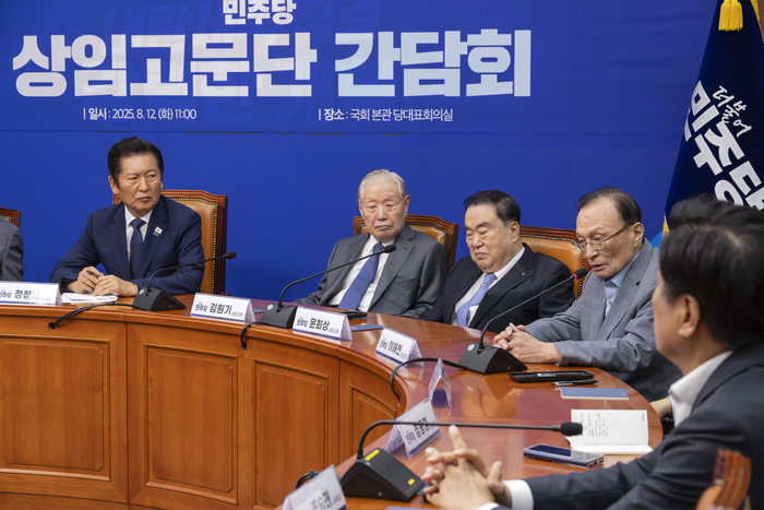 더불어민주당 상임고문인 이해찬 전 국무총리가 12일 국회에서 열린 상임고문단 간담회에서 정청래 대표를 만나 발언하고 있다. 연합뉴스