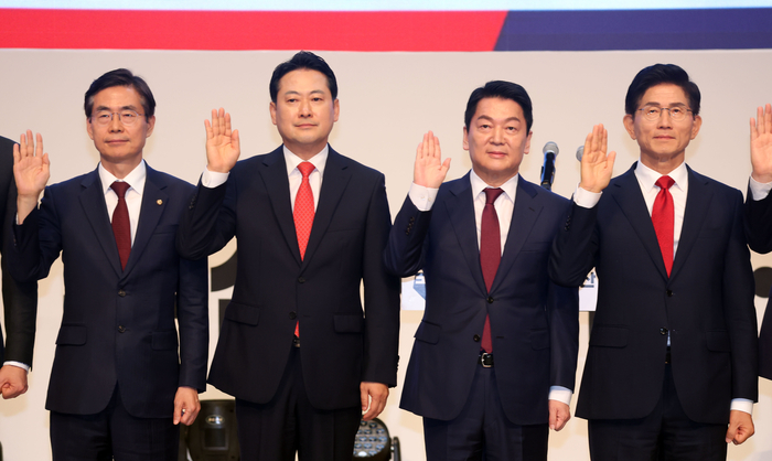 선서하는 국민의힘 당 대표 후보들
    (부산=연합뉴스) 손형주 기자 = 12일 오후 부산 해운대구 벡스코에서 열린 국민의힘 부울경 합동연설회에서 당대표 후보들이 선서를 하고 있다. 왼쪽부터 조경태, 장동혁, 안철수, 김문수 후보. 2025.8.12 [공동취재] 
    handbrother@yna.co.kr
(끝)


<저작권자(c) 연합뉴스, 무단 전재-재배포, AI 학습 및 활용 금지>