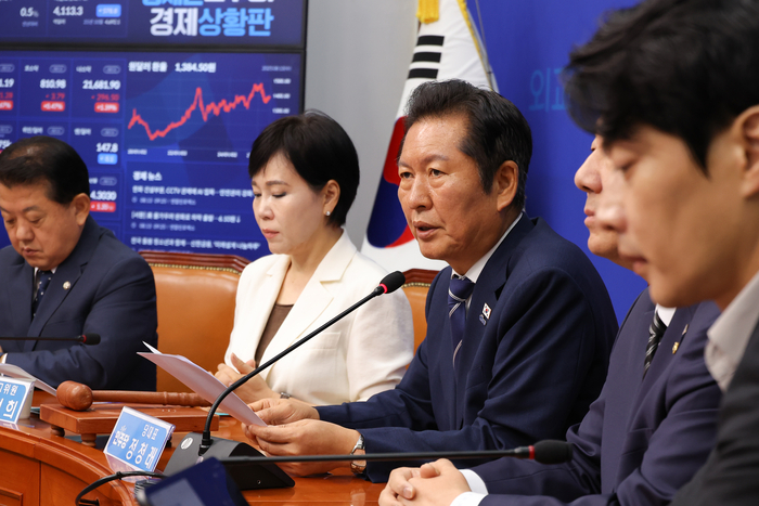더불어민주당 정청래 대표가 13일 서울 여의도 국회에서 열린 최고위원회에서 발언하고 있다. 연합뉴스