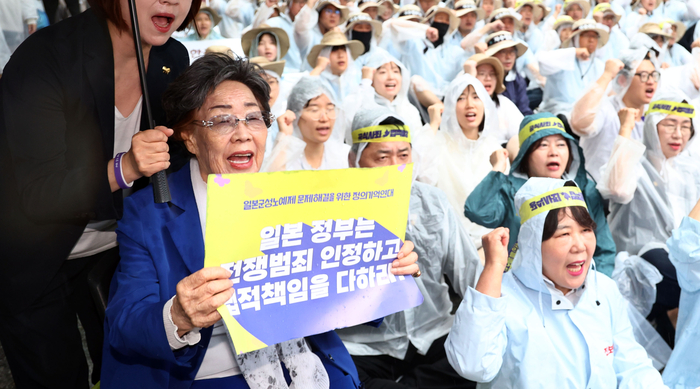 폭우 속 수요시위 참석한 이용수 할머니
    (서울=연합뉴스) 김인철 기자 = 13일 서울 종로구 수송동 평화의 소녀상 부근에서 열린 제1713차 일본군 성노예제 문제해결을 위한 수요시위에서 이용수 할머니가 구호를 외치고 있다. 2025.8.13
    yatoya@yna.co.kr
(끝)


<저작권자(c) 연합뉴스, 무단 전재-재배포, AI 학습 및 활용 금지>