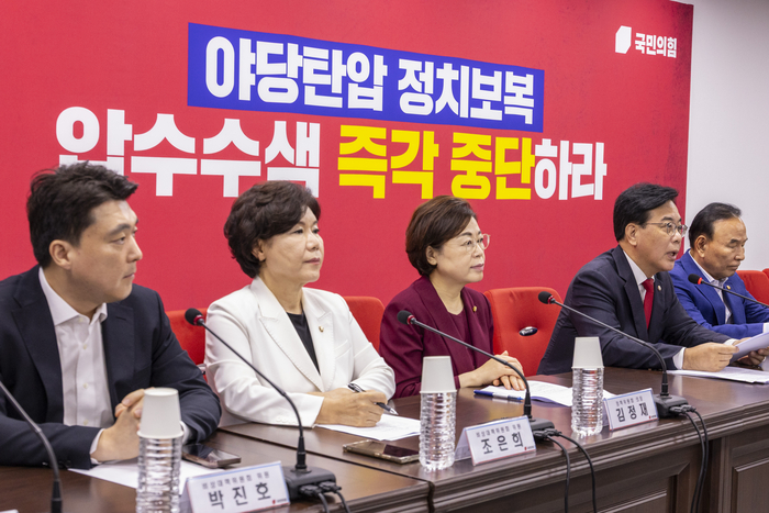 국민의힘 송언석 비상대책위원장 겸 원내대표를 비롯한 당 관계자들이 14일 서울 여의도 중앙당사에서 열린 비상대책위 회의에서 특검의 당사 압수수색에 대한 비판 발언을 하고 있다. 김건희 특검은 전날 통일교의 국민의힘 입당 의혹을 수사하려 당원명부를 확보하기 위해 당사에 대한 압수수색을 시도했지만 강한 반발로 불발됐다. 연합뉴스