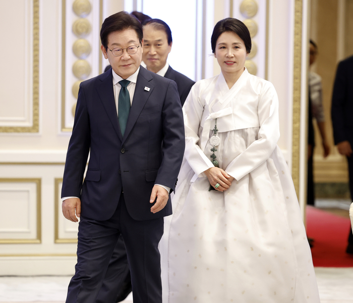 이재명 대통령과 김혜경 여사가 14일 청와대 영빈관에서 열린 '광복 80주년, 대통령의 초대' 행사에 입장하고 있다. 연합뉴스