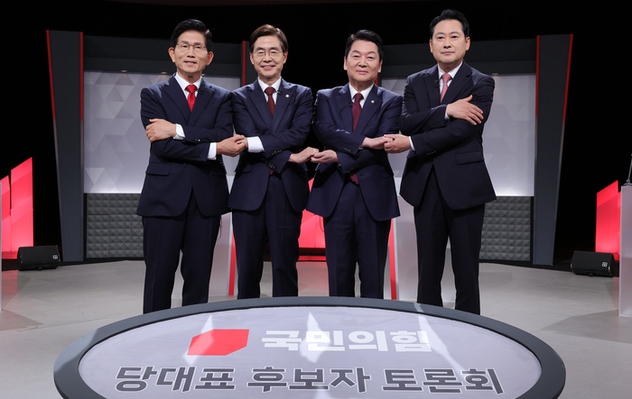국민의힘 당 대표 선거에 출마한 후보들이 17일 서울 여의도 KBS에서 열린 2차 텔레비전 토론회에 앞서 기념 촬영을 하고 있다. 연합뉴스