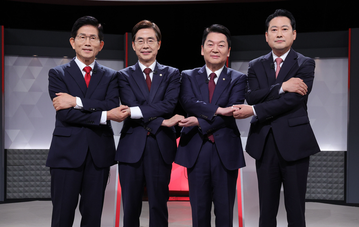 2차 텔레비전 토론회에서 기념 촬영하는 국민의힘 당 대표 후보들
    (서울=연합뉴스) 국민의힘 당 대표 선거에 출마한 후보들이 17일 서울 여의도 KBS에서 열린 2차 텔레비전 토론회에 앞서 기념 촬영을 하고 있다.
    (왼쪽부터) 김문수, 조경태, 안철수, 장동혁 후보. 2025.8.17 [국회사진기자단]
    hkmpooh@yna.co.kr
(끝)


<저작권자(c) 연합뉴스, 무단 전재-재배포, AI 학습 및 활용 금지>