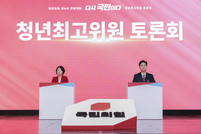 18일 서울 강서구 ASSA 아트홀에서 열린 국민의힘 8·22 전당대회 출마 최고위원·청년최고위원 후보 토론회에서 청년최고위원에 출마한 손수조, 우재준 후보가 착석해 있다. 연합뉴스