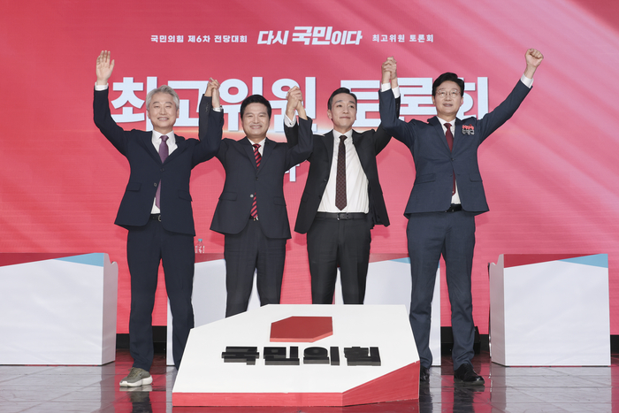 18일 서울 강서구 ASSA 아트홀에서 열린 국민의힘 8·22 전당대회 출마 최고위원·청년최고위원 후보 토론회에서 최고위원에 출마한 김근식(왼쪽부터), 김태우, 김민수, 손범규 후보가 기념촬영하고 있다. 연합뉴스