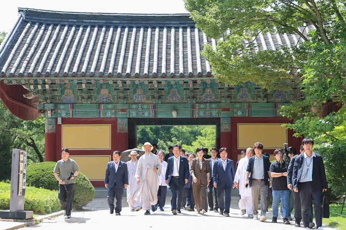 더불어민주당 정청래 대표를 비롯한 지도부가 19일 경북 경주시 불국사를 방문하고 있다.연합뉴스