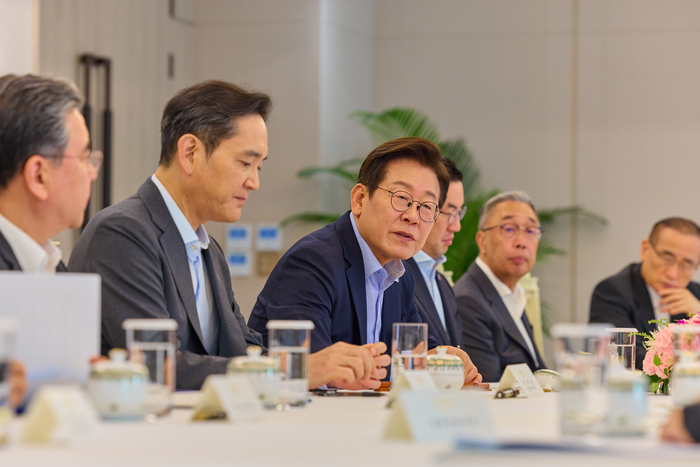 이재명 대통령이 19일 서울 용산 대통령실 청사에서 미일 순방 경제인 간담회를 하고 있다.
왼쪽부터 장재훈 현대차 부회장, 이재용 삼성전자 회장, 이 대통령, 구광모 LG그룹 회장, 박지원 두산그룹 부회장 겸 두산에너빌리티 회장. 연합뉴스