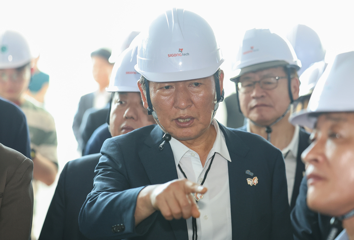 더불어민주당 정청래 대표(가운데)가 19일 경북 경주시 경주화백컨벤션센터(HICO)에 조성 중인 아시아태평양경제협력체(APEC) 정상회의장을 찾아 둘러보고 있다. 연합뉴스