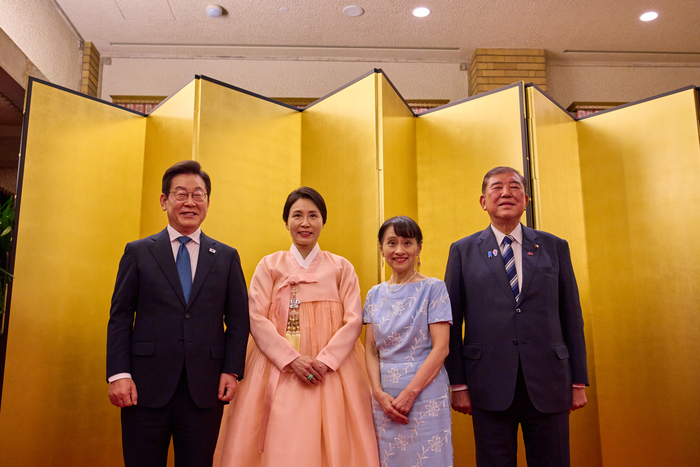 1박2일 일정으로 일본을 방문한 이재명 대통령과 김혜경 여사가 23일 일본 도쿄 총리 관저에서 이시바 시게루 일본 총리, 부인 이시바 요시코 여사와 양국 정상 부부 친교 행사를 하며 기념촬영을 하고 있다. 연합뉴스